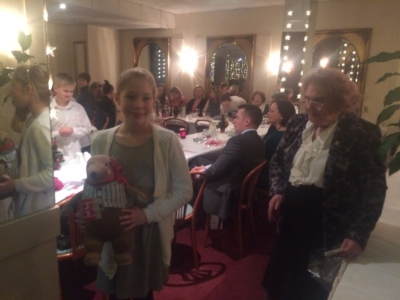 Oliwia Wiatrzyk z wygranym Misiem Uchodzcą- Oplatek Nauczycielski 2016